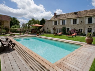 Piscine avec maison en pierres